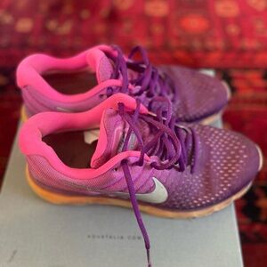 Nike air max- size 9.5- used- no tear-like new